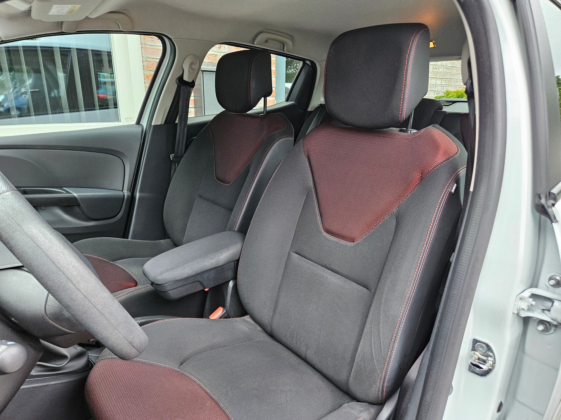 Renault Clio 0.9 TCe Authentique Airco! NAP! Leuke Auto! Tre, Auto's, Voorwielaandrijving, 540 kg, Start-stop-systeem, Wit