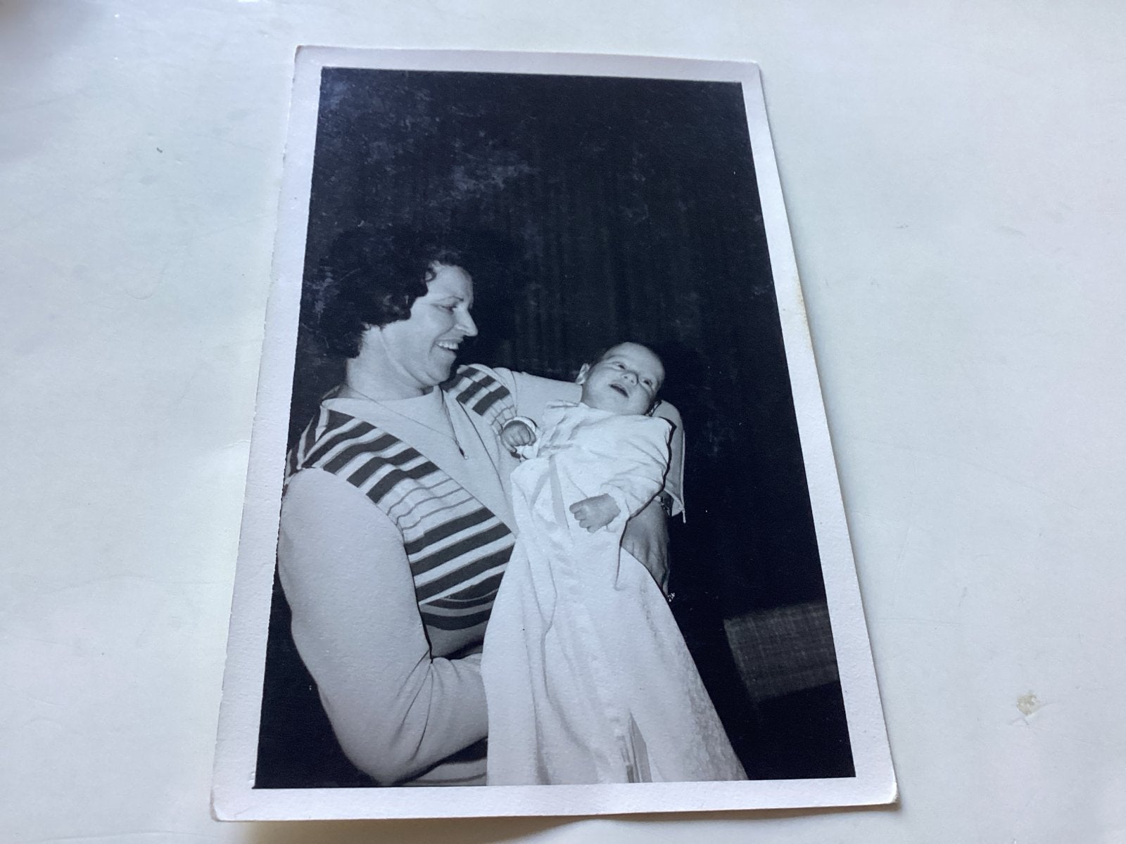 Vintage foto: Vrouw met baby, jaren '60, 1960 tot 1980, Gebruikt, Foto, Ophalen of Verzenden