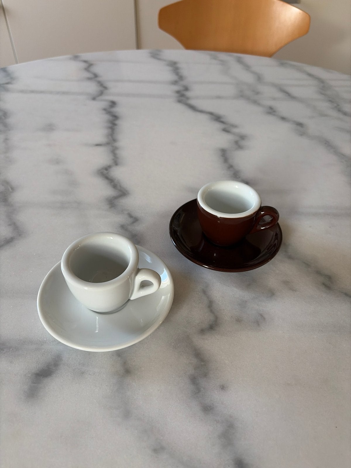 Club House Espresso Kopjes - Wit en Bruin, Overige merken, Keramiek, Ophalen of Verzenden, Zo goed als nieuw