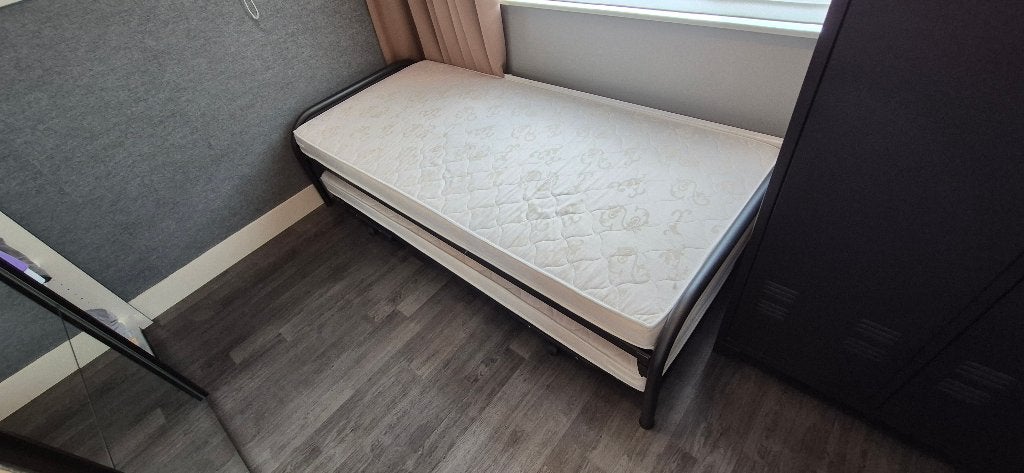 Uitschuifbaar logeerbed / onderschuifbed met 2 matrassen, Ophalen, 90 cm, Eenpersoons, Zwart