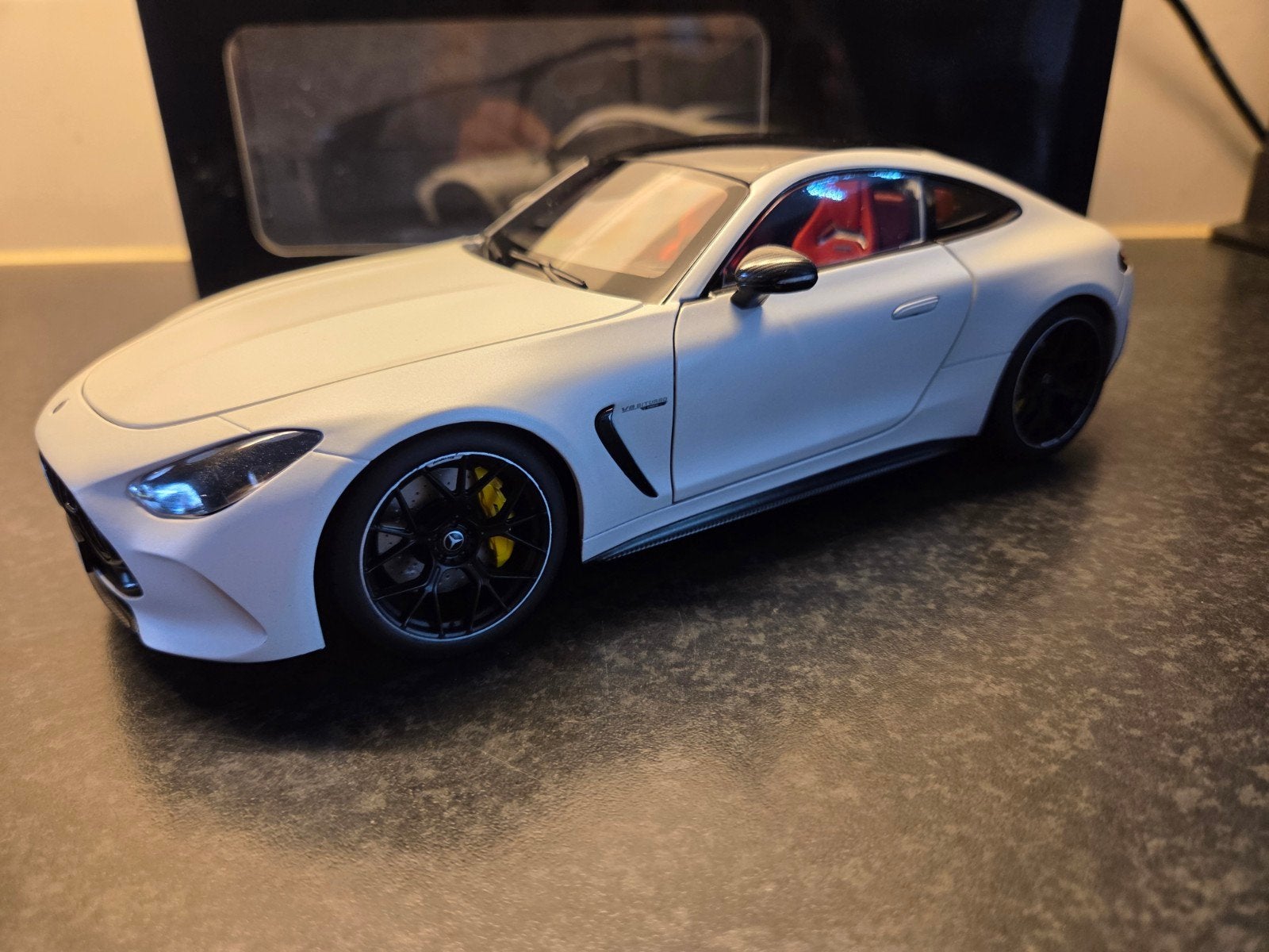 Mercedes GT 63 mat wit 1:18, Ophalen of Verzenden, Zo goed als nieuw, Auto, Overige merken