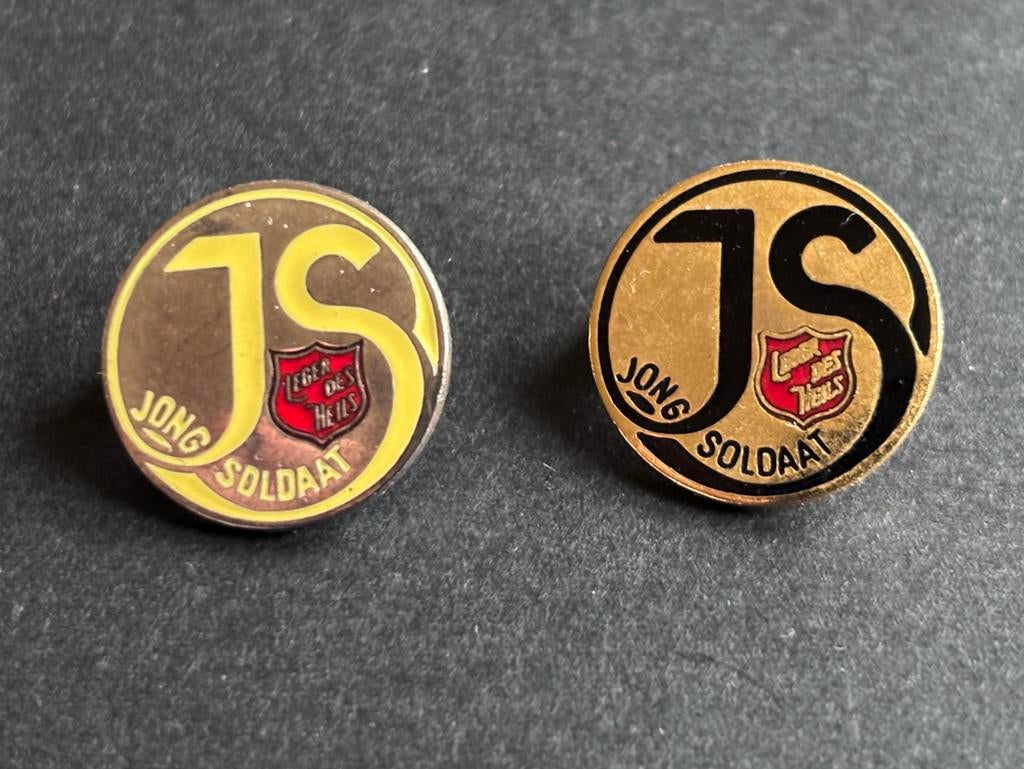 Set van 2 Vintage Leger des Heils speldjes Jong Soldaat (JS), Ophalen of Verzenden, Gebruikt, Overige onderwerpen, Speldje of Pin