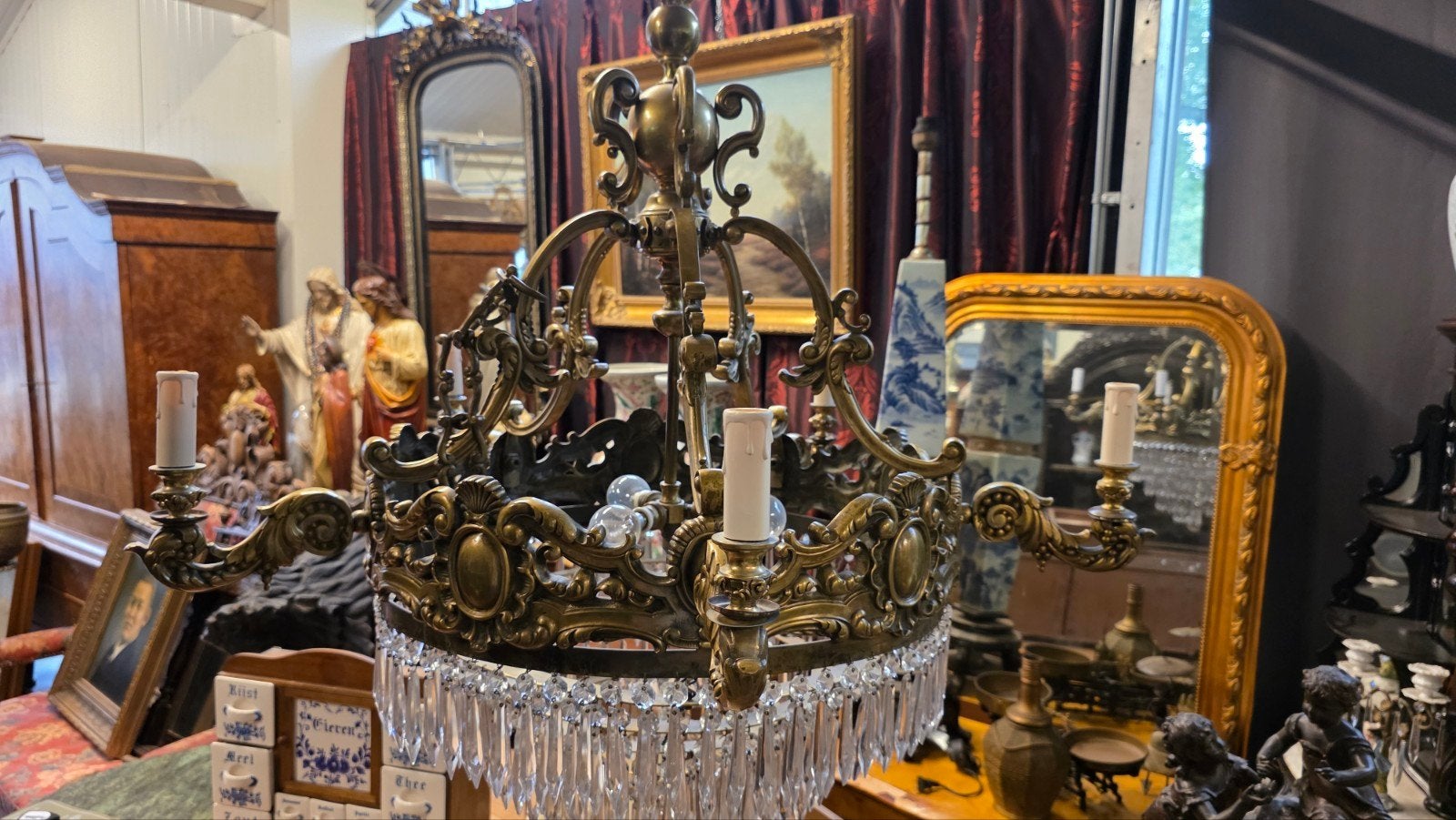 Grote en zware bronzen kroonluchtig, Ophalen