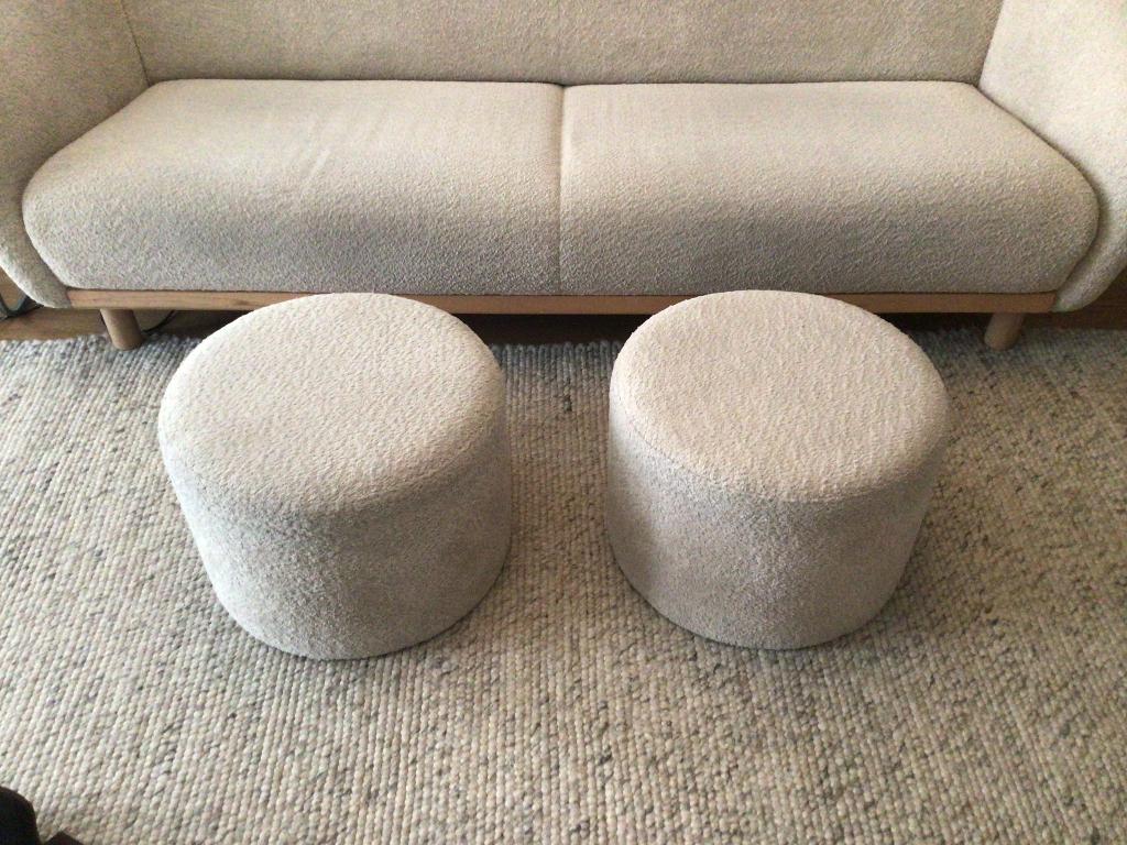 Amsterdams design, Beige bouclé 2,5 zit Bank met 2 poefjes, Huis en Inrichting, Banken | Bankstellen, Ophalen, Driepersoons, Zo goed als nieuw