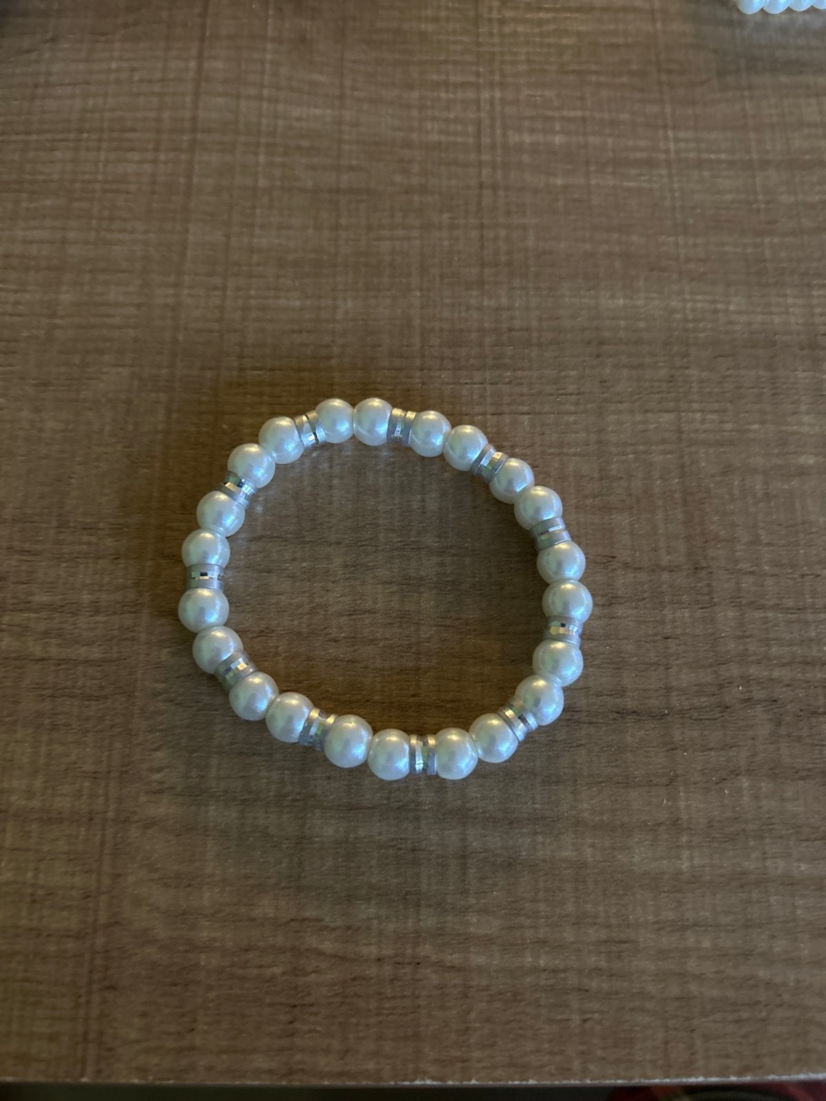 Elegante parelarmband met zilverkleurige accenten, Overige materialen, Wit, Ophalen of Verzenden, Zo goed als nieuw