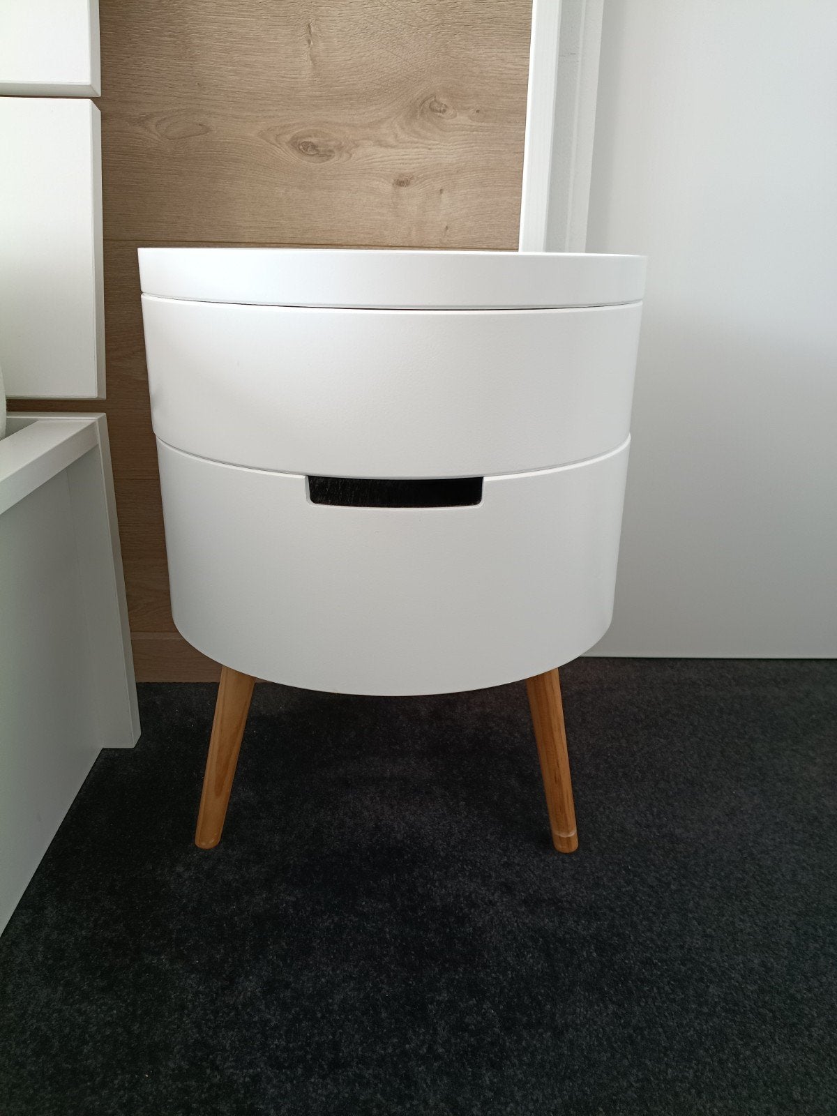 Moderne witte bijzettafel met opbergruimte #1, Huis en Inrichting, Minder dan 55 cm, Rond, Hout, Ophalen