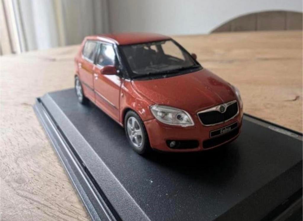 Škoda Fabia 1:43 – Abrex / Škoda Models – met vitrine, Hobby en Vrije tijd, Modelauto's | 1:43, Ophalen of Verzenden, Zo goed als nieuw