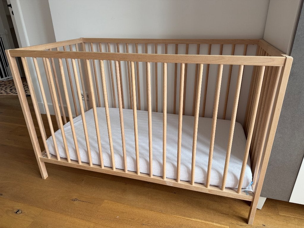 IKEA baby ledikant  & Aero matras, Kinderen en Baby's, Babywiegjes en Ledikanten, Ophalen, Zo goed als nieuw, Ledikant
