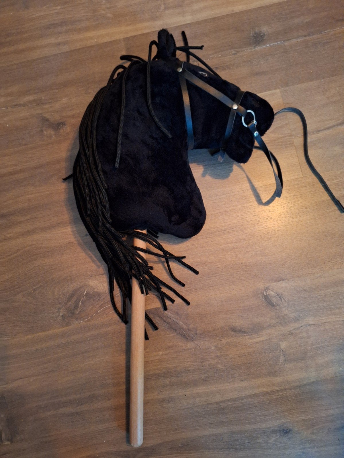 Zwarte hobby horse., Ophalen