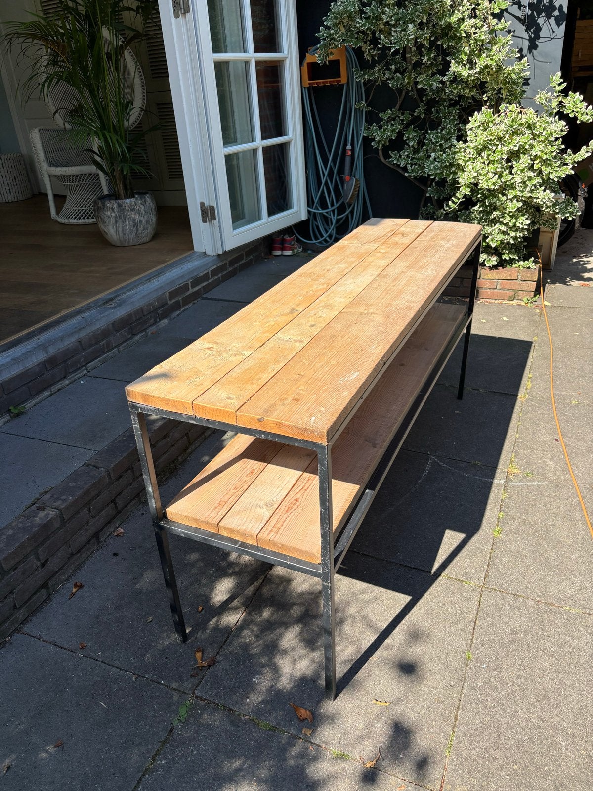 Robuuste steigerhouten sidetable met zwart mat metelen frame, Ophalen, Gebruikt, 150 tot 200 cm, Overige houtsoorten