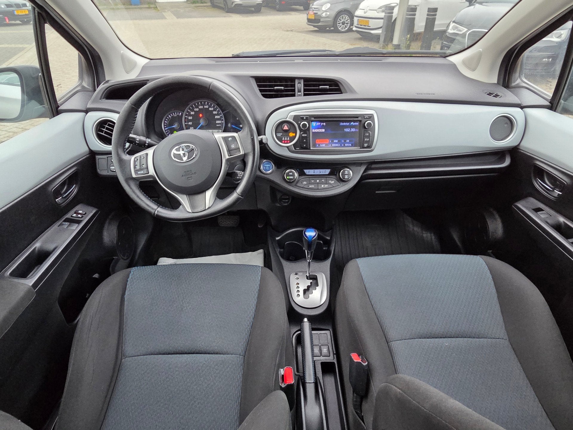 Foto 2 van Toyota Yaris 1.5 Full Hybrid /CAMERA/CRUIS CONT/ DEALER ONDE