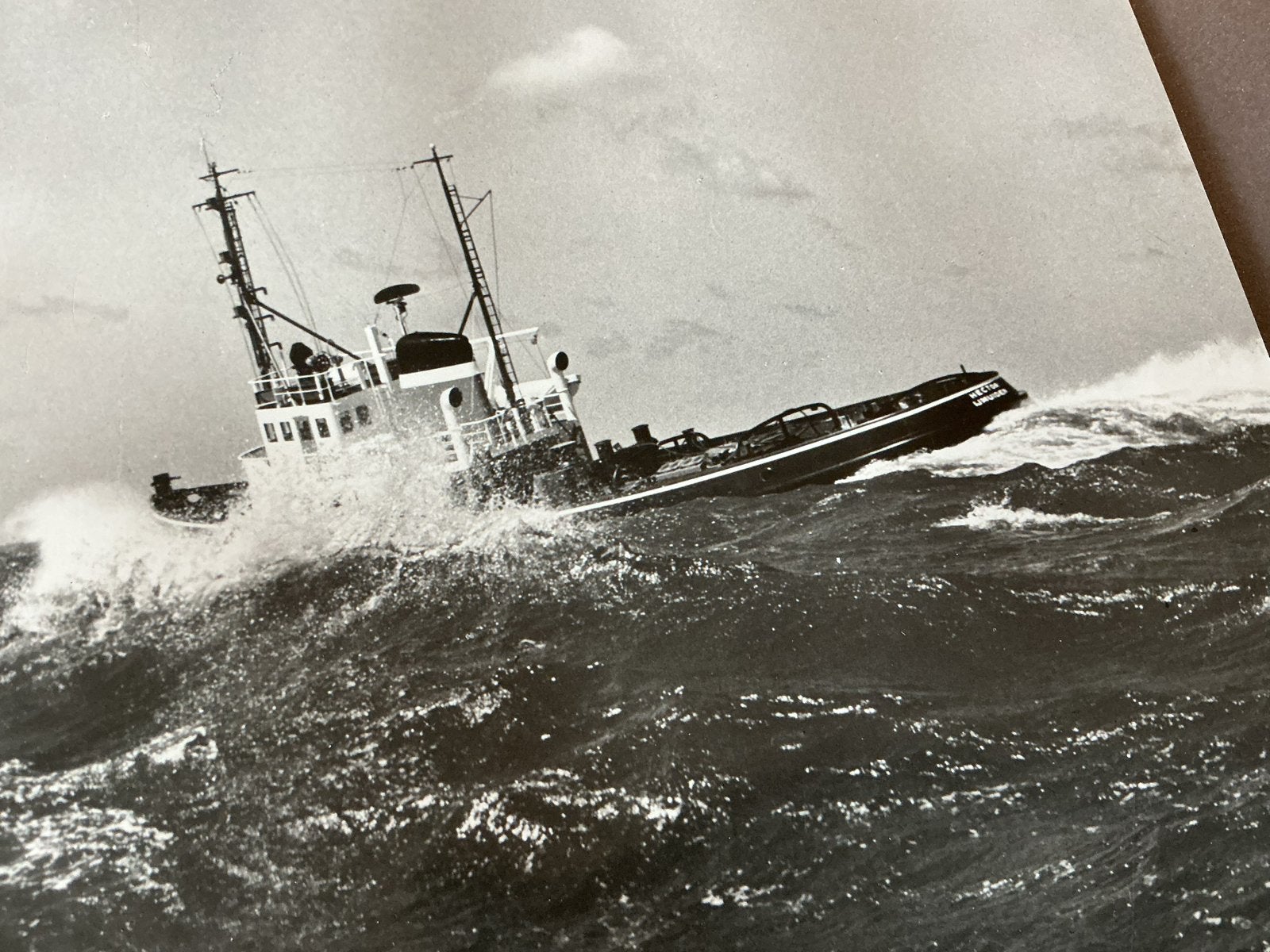 SLEEPBOOT SIMSON EN HECTOR OUDE FOTO IJMUIDEN, Verzamelen, 1960 tot 1980, Gebruikt, Verzenden, Foto