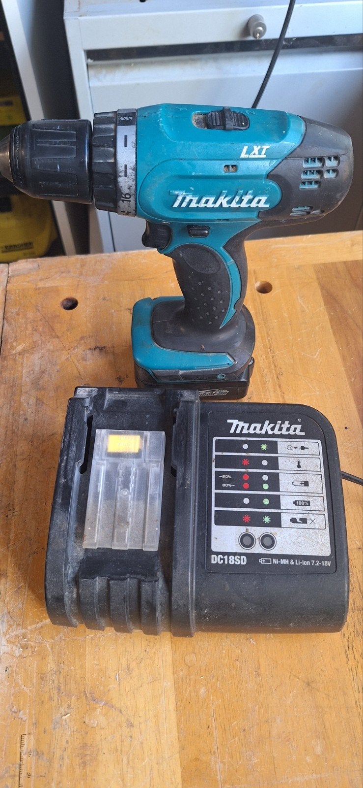 Makita BDF343 LXT Boor- en Schroefmachine met Oplader, Ophalen, Gebruikt, Variabele snelheid, Boor- en Schroefmachine