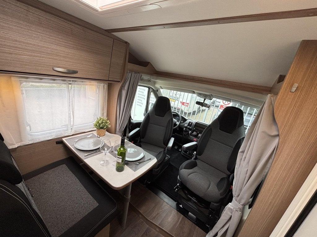Carado V 339 QUEENSBED 6.75M CAMERA SATELLIETSCHOTEL, Caravans en Kamperen, Campers, Fiat, 6 tot 7 meter, Bedrijf, Tot en met 3