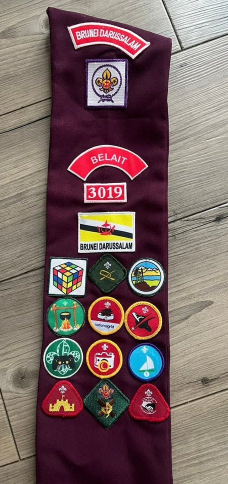 Scouting sjerp met badges - Brunei Darussalam, Verzamelen, Scouting, Zo goed als nieuw, Overige typen, Ophalen of Verzenden