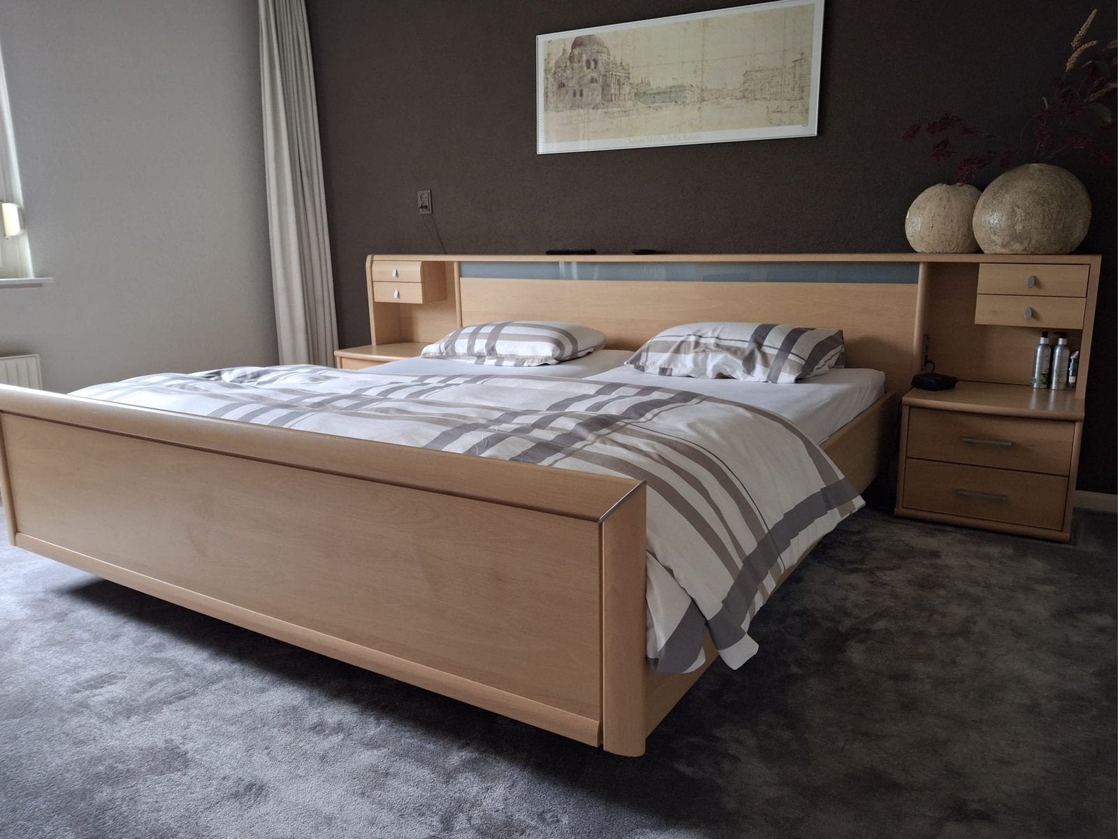 Goed uitziende bed ombouw inclusief nachtkastjes aangeboden., Huis en Inrichting, Ophalen, Gebruikt, Overige kleuren, Tweepersoons
