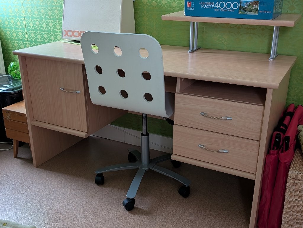 Bureau, bed en kast, complete set, in een zeer goede staat!, Ophalen, Met lades, Zo goed als nieuw