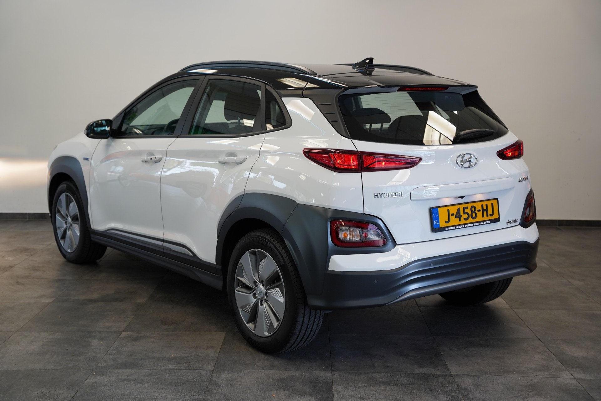 Hyundai KONA EV Comfort 64 kWh 3-Fase Warmtepomp Two-Tone Ad, Auto's, 12 maanden, Stof, Gebruikt, Zwart