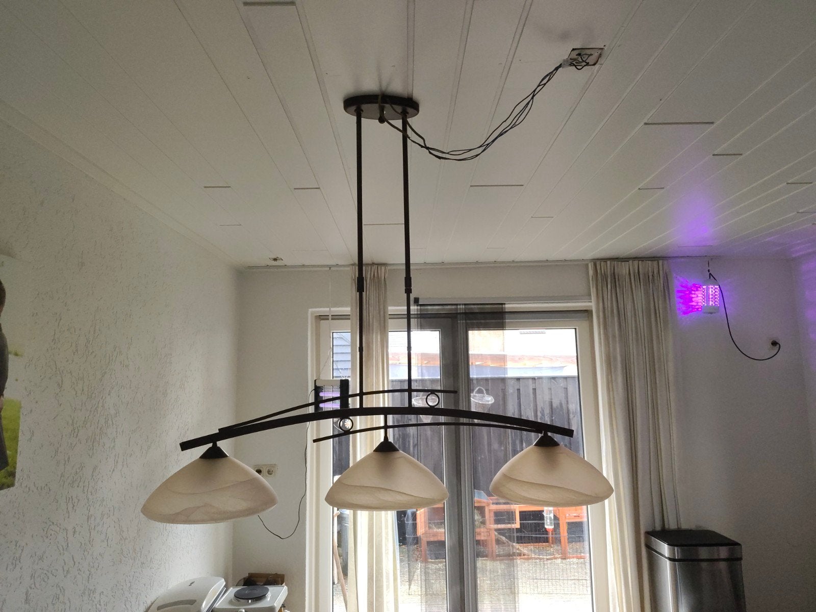Moderne hanglamp met 3 glazen kappen, Huis en Inrichting, Ophalen, Gebruikt, E27 (groot), Glas