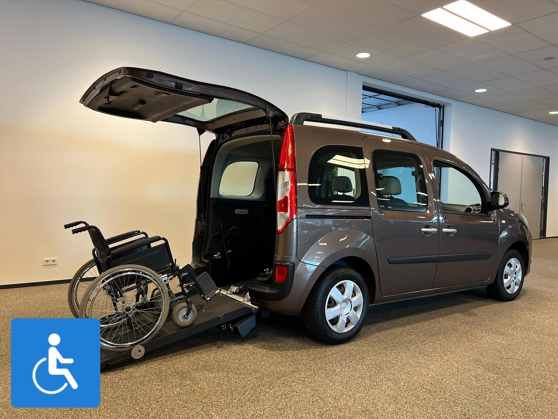Renault Kangoo Rolstoelauto 3+1 incl. lier voor rolstoel, Voorwielaandrijving, Stof, Gebruikt, Zwart