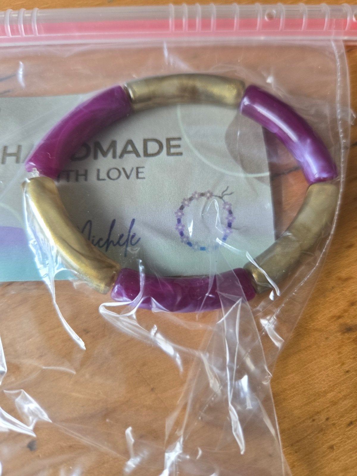 Handgemaakte armband met paarse en gouden tube-kralen, Ophalen of Verzenden, Nieuw, Paars, Overige materialen