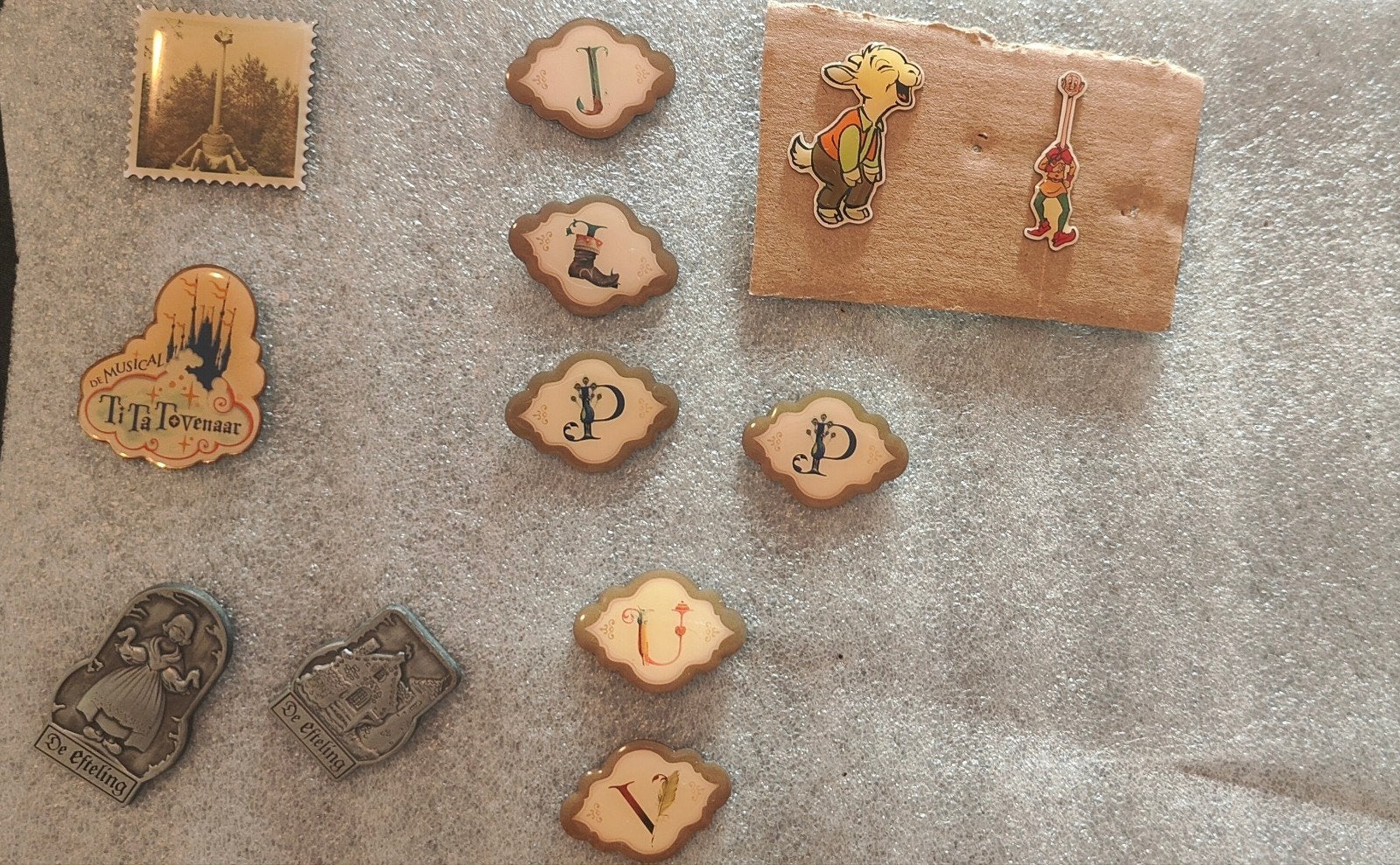 efteling pins letters j l p u v ruilen foto album ,nostalgie, Ophalen of Verzenden, Zo goed als nieuw, Button of Speldje