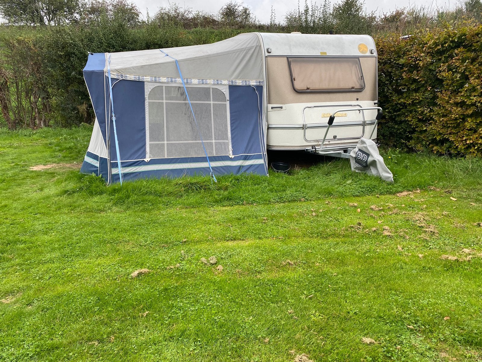 Erba Nova 491 (bouwjaar 1990) met campingplaats 2027, Caravans en Kamperen, Particulier, 6 tot 7 meter, Eriba, Dwarsbed