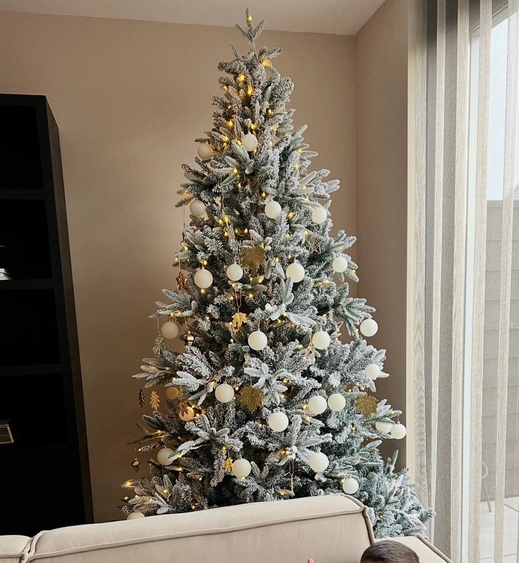 Kunstkerstboom 240 cm met sneeuw en lampjes - PE / PVC -l, Diversen, Ophalen, Zo goed als nieuw