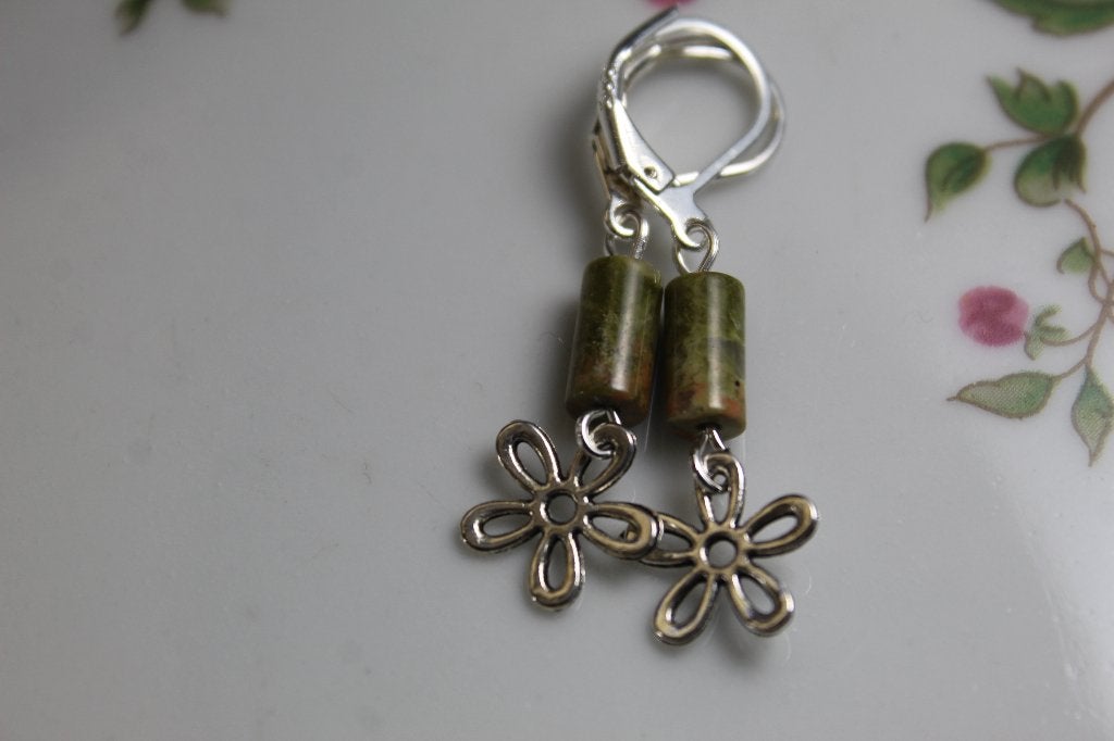 Unakiet oorbellen met bloem - Groene steen, Overige materialen, Hangers, Nieuw, Ophalen of Verzenden