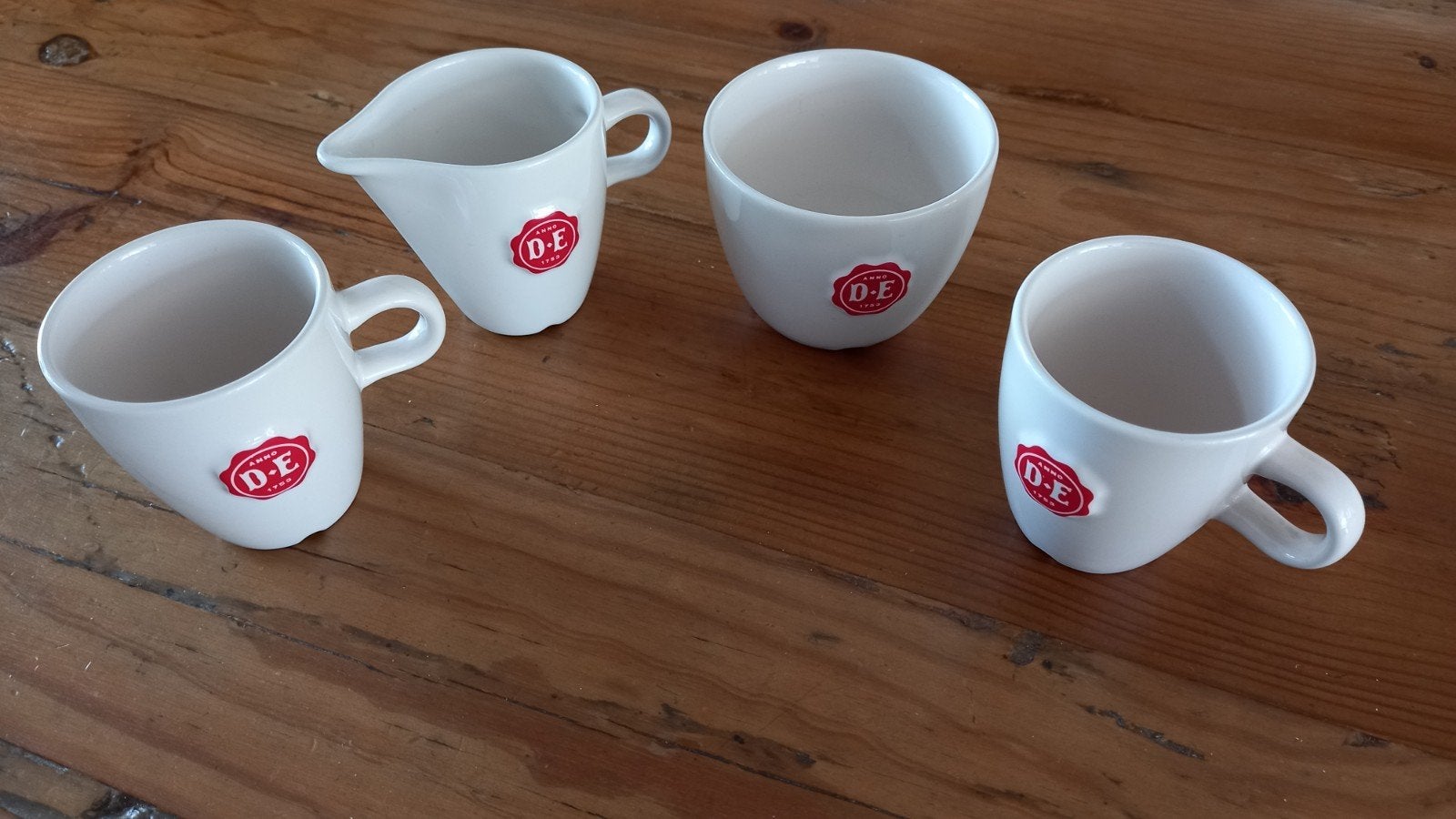Douwe Egberts servies: melkkannetje, suikerpot, 2 kopjes, Overige merken, Keramiek, Ophalen of Verzenden, Zo goed als nieuw