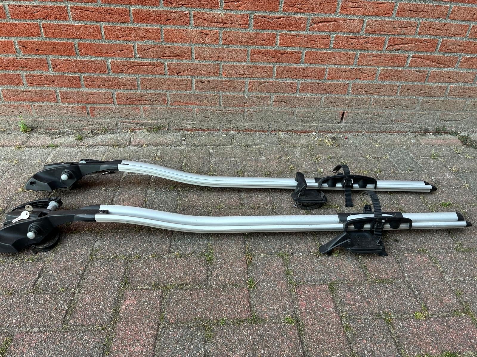 Twee Thule fietsendragers voor dakmontage (Thule FastRide), Ophalen, 2 fietsen, Dakdrager