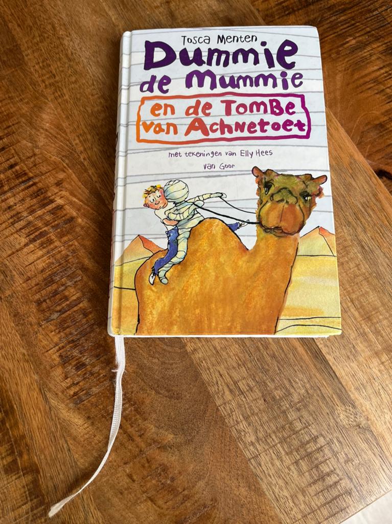 Tosca Menten - Dummie de mummie en de tombe van Achnetoet, Ophalen of Verzenden, Zo goed als nieuw, Tosca Menten