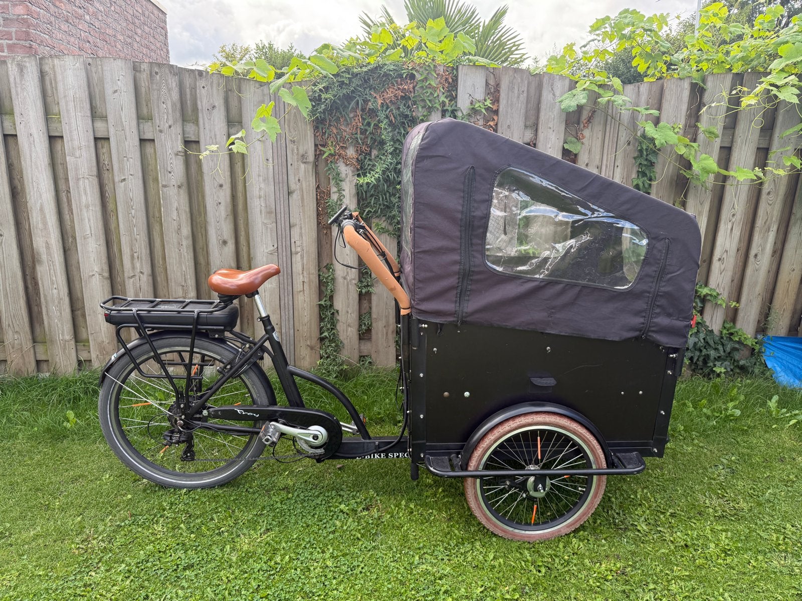 Troy Elektrische Bakfiets - Compleet met Regenhuif & Kussens, 4 kinderen of meer, Gebruikt, Elektrisch, Ophalen