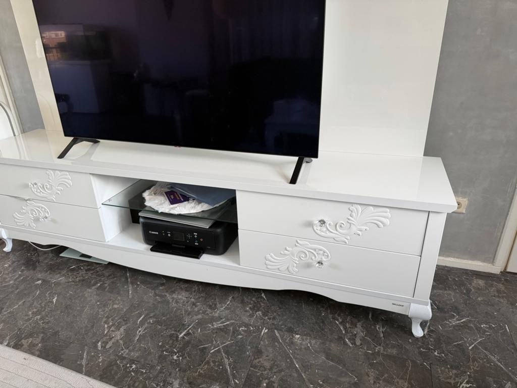 Moderne witte tv-meubel met sierlijke details, Ophalen, Kunststof, Zo goed als nieuw, 150 tot 200 cm