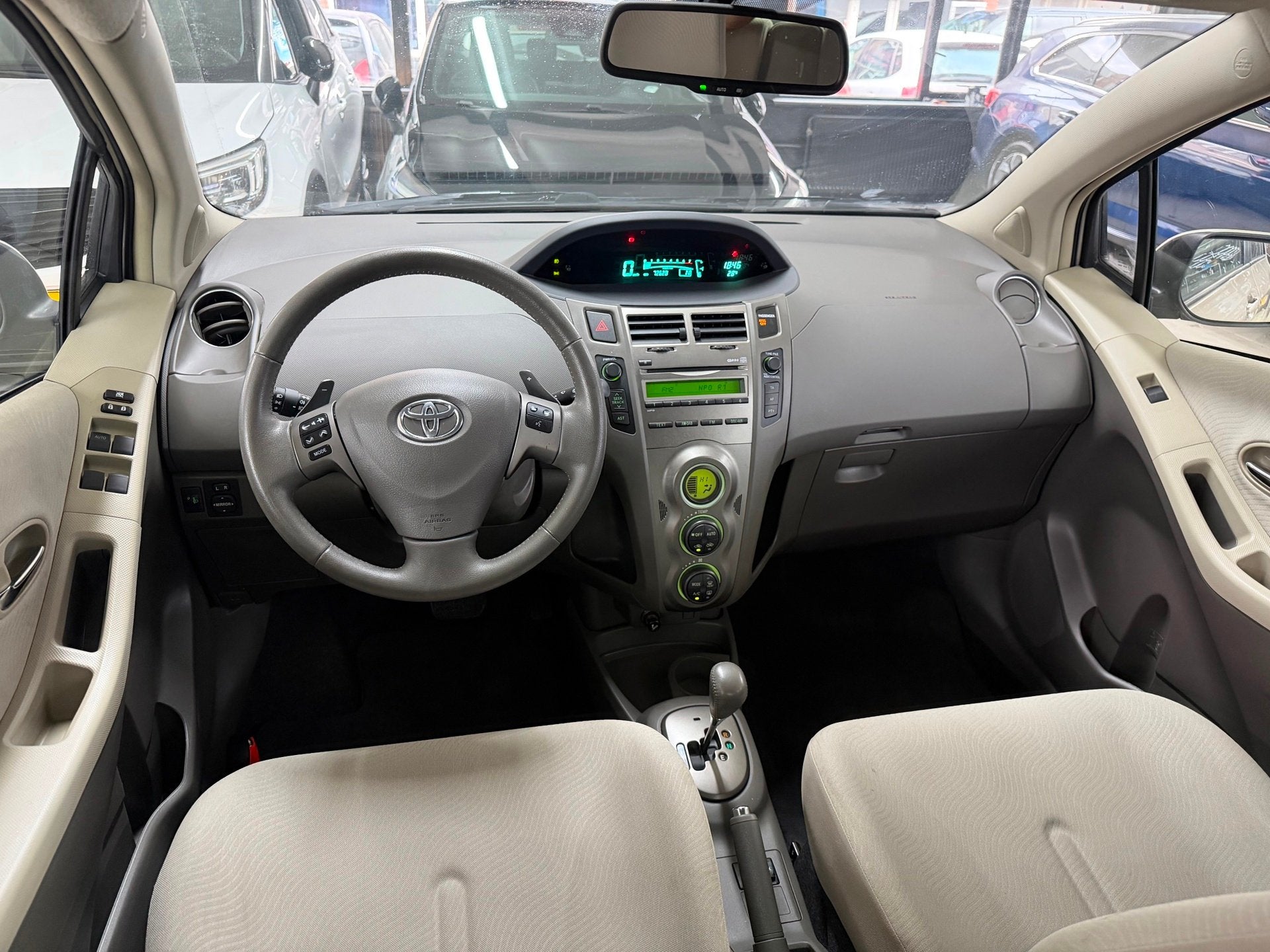 Toyota Yaris 1.3 VVTi Executive Automaat | Airco | Keyless e, 101 pk, 750 kg, 4 cilinders, Beige