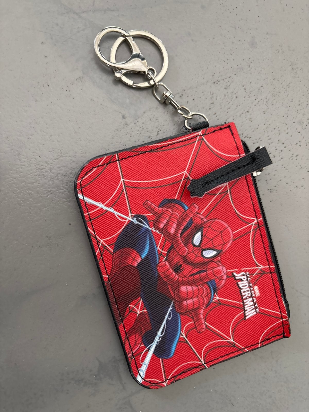 Spiderman pasjeshouder met rits en sleutelhanger, Ophalen of Verzenden, Gebruikt, Rood, Overige merken