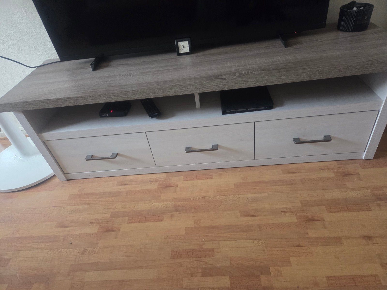 TV-meubel met 3 lades en open vak - Grijs/Wit, Gebruikt, 100 tot 150 cm, Ophalen of Verzenden, Minder dan 100 cm