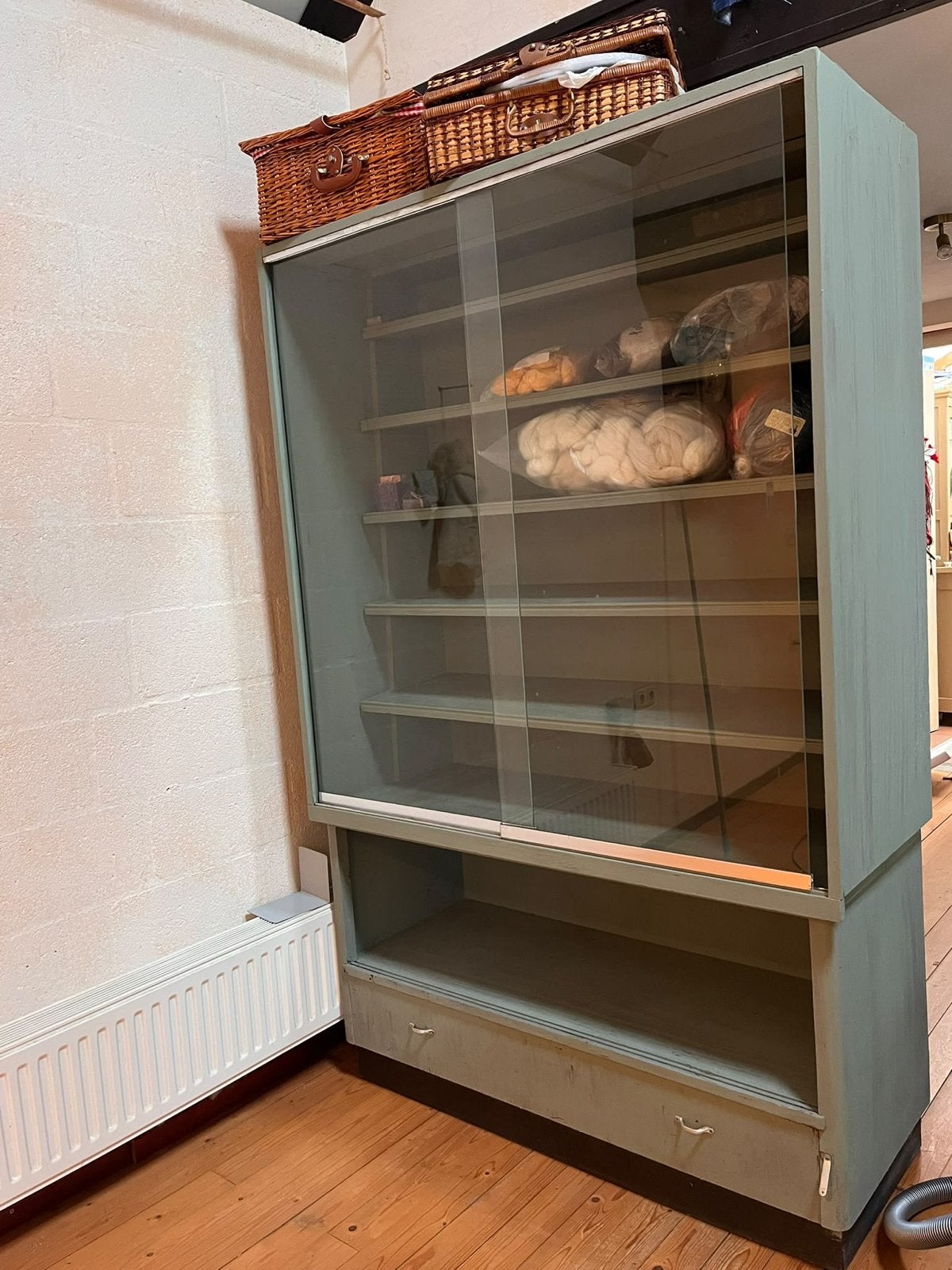 Vintage Glazen Vitrinekast met Schuifdeuren, Ophalen of Verzenden