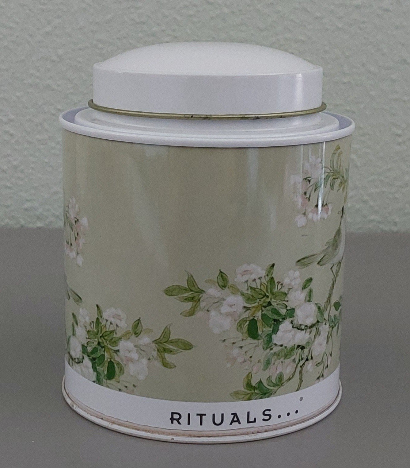 RITUALS rond theeblik
lichtgroen met bloesem en vogels, Verzamelen, Blikken, Ophalen of Verzenden, Gebruikt, Thee