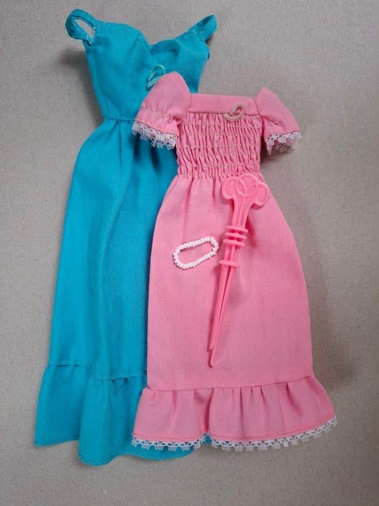 Vintage Barbie & Skipper Quick Curl Deluxe jurken set, Ophalen of Verzenden, Gebruikt, Kleertjes