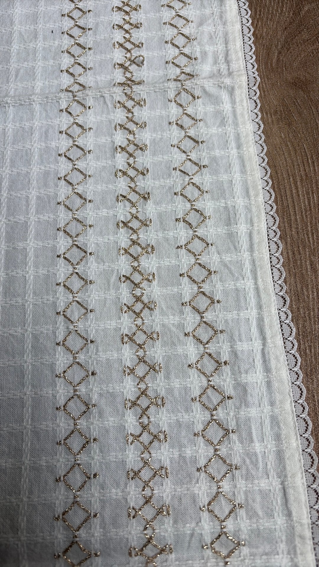 TAFELLOPER WIT MET GOUDDRAAD HANDWERK MET KANTJE, Ophalen of Verzenden
