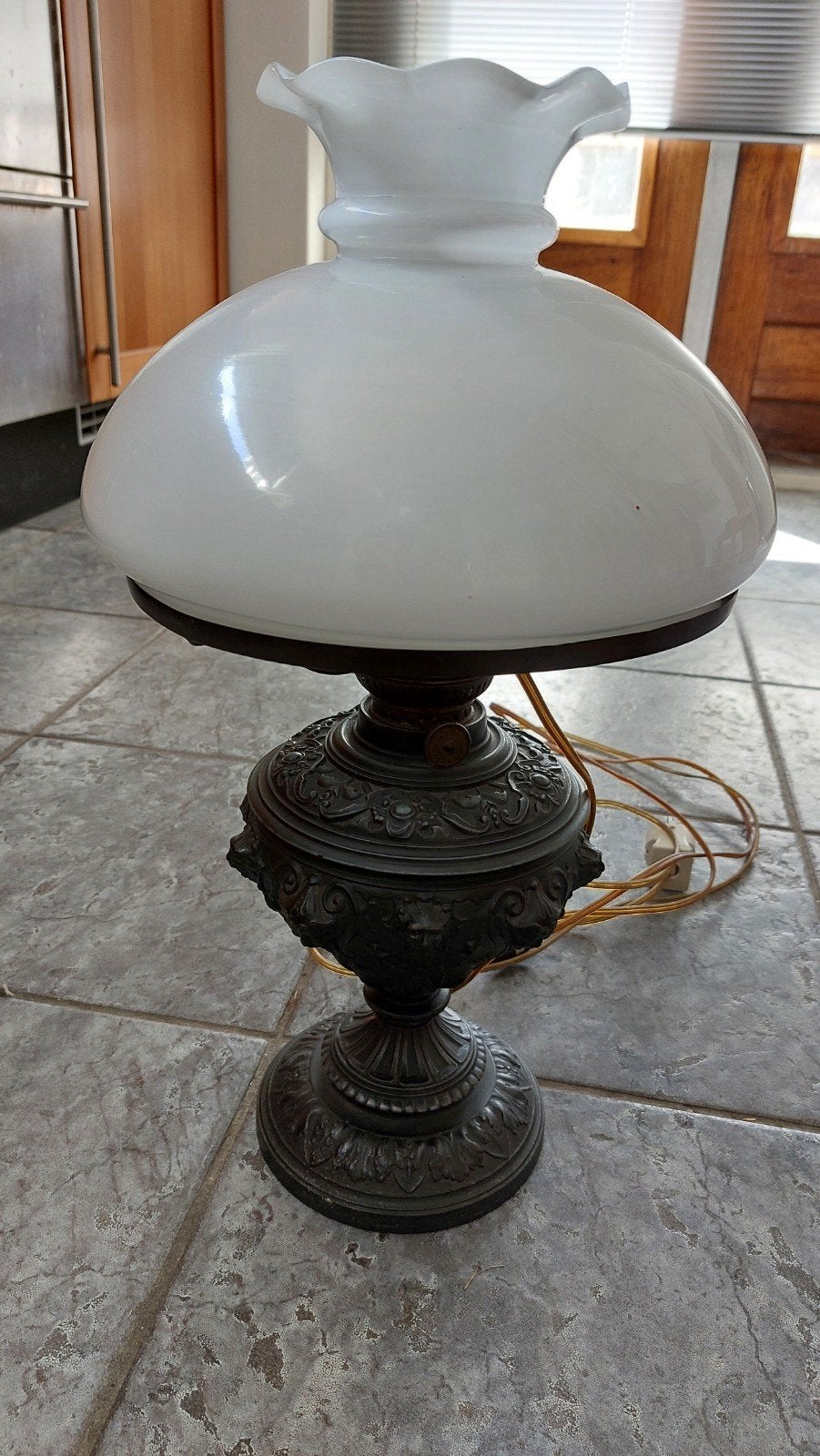 Antieke olielamp, omgebouwd tot elektrische tafellamp, Antiek en Kunst, Ophalen