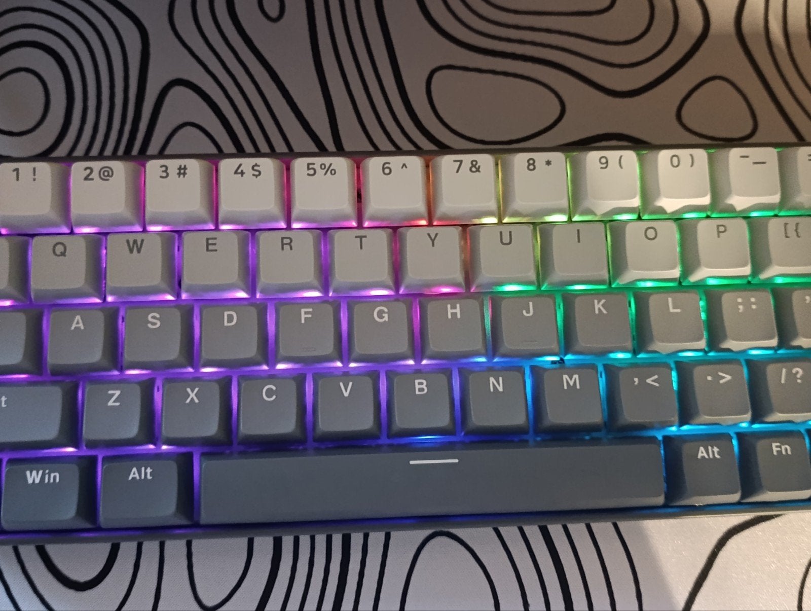 Magnetisch RGB 60% Toetsenbord, Computers en Software, Ophalen of Verzenden, Zo goed als nieuw, Qwerty, Bedraad