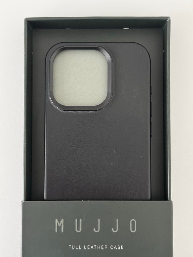Mujjo Full Leather Case iPhone 15 Pro - Z.g.a.n. in doos, Zwart, MagSafe, Overige merken, Hoesje of Tasje