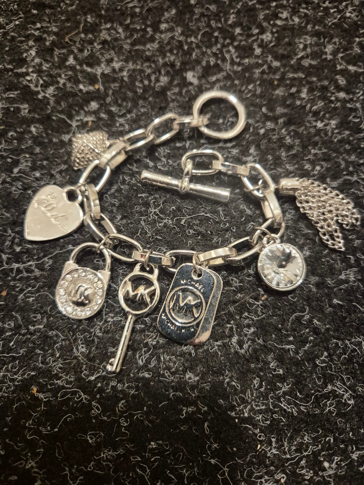Michael Kors bedelarmband zilverkleurig, Overige materialen, Zo goed als nieuw, Zilver, Met bedels of kralen