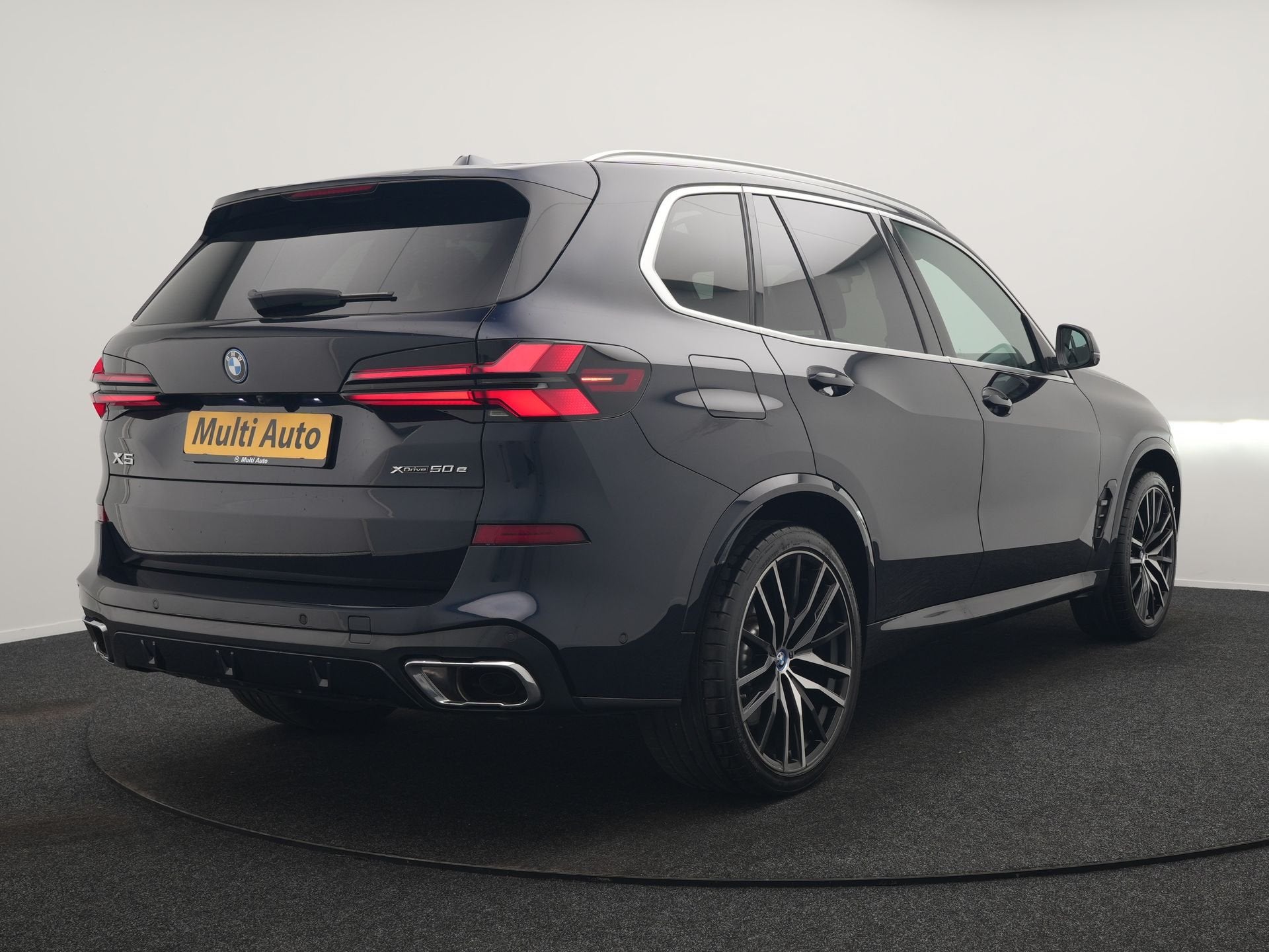 BMW X5 xDrive50e M Sport PHEV 490pk Dealer O.H. | Panodak Sk, Gebruikt, 2395 kg, Blauw, Bedrijf