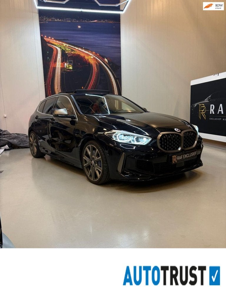 BMW 1-serie M135i xDrive High Executive, Auto's, BMW, 1998 cc, Gebruikt, 4 cilinders, Zwart