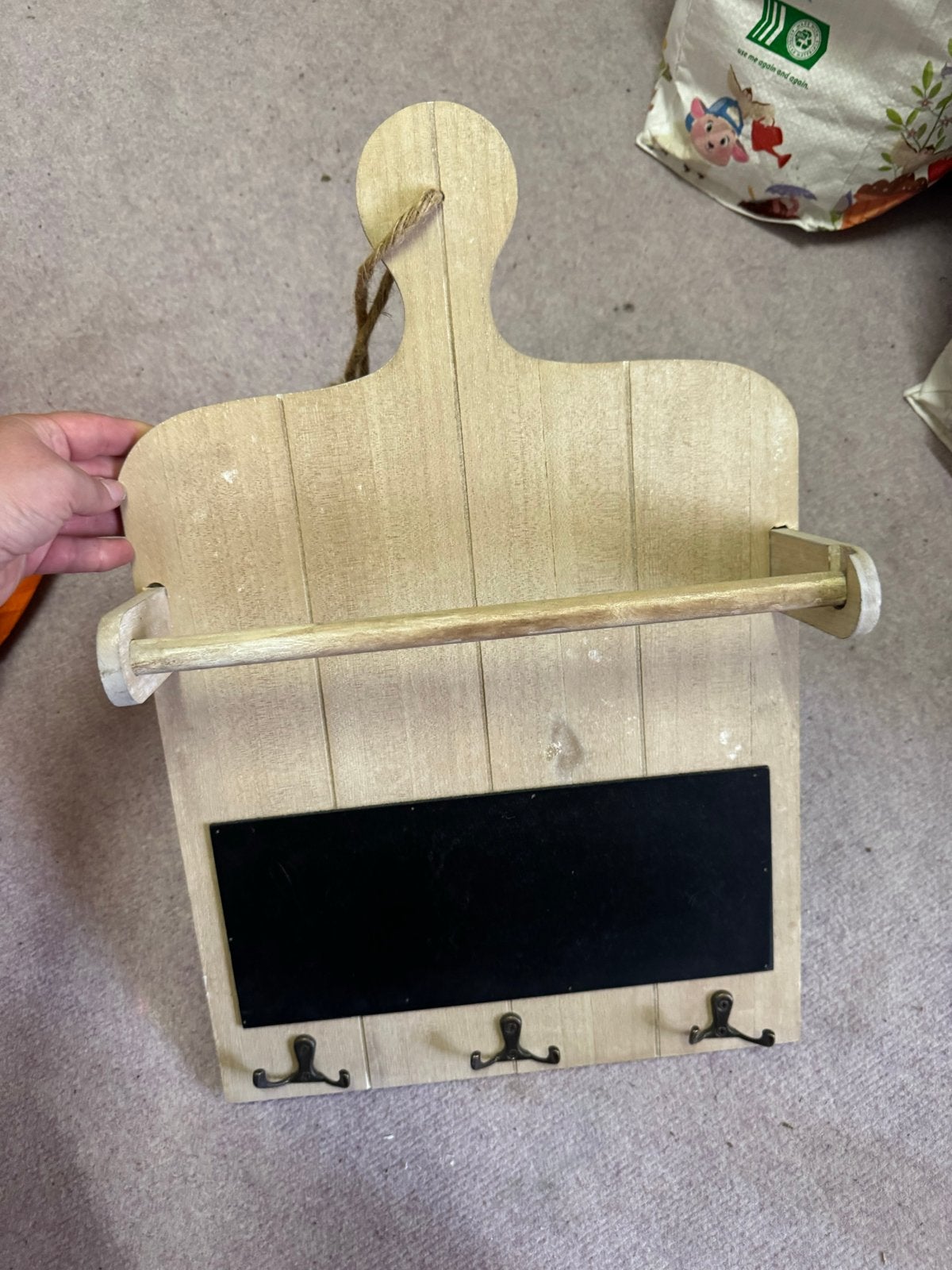 Houten keukenrol houder met haankjes met krijtbord en haken, Overige typen, Ophalen of Verzenden, Zo goed als nieuw