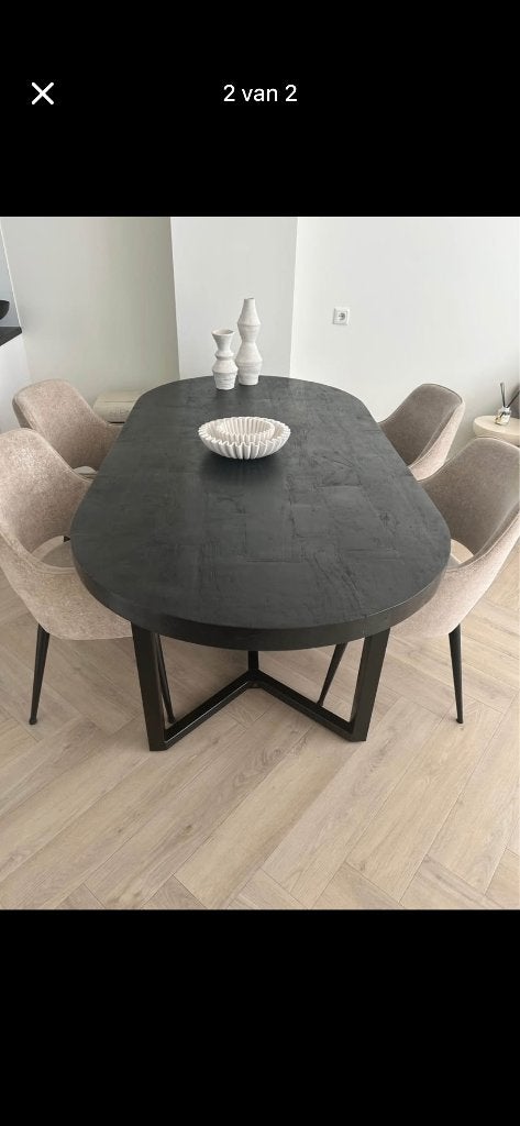 Zwarte eettafel en 4 stoelen te koop, Huis en Inrichting, 200 cm of meer, Zo goed als nieuw, Vijf personen of meer, Ovaal