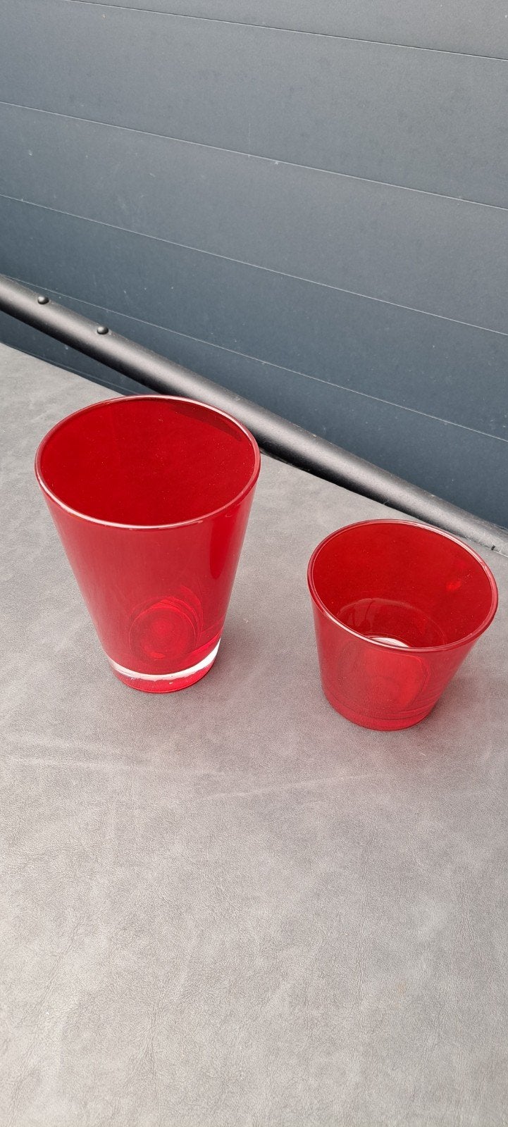 Set van twee rode glazen bloempotten/vazen.
De kleine pot is, Huis en Inrichting, Ophalen of Verzenden, Zo goed als nieuw, Glas
